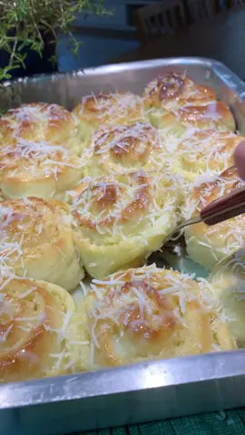 Pão/Rosca de batata Ingredientes Recheio: 5 colheres de manteiga de Leite @bouaoficial  1 xícara de chá de açúcar 1 xícara de chá de coco ralado Modo de preparo: misturar bem até formar uma pastinha. É importante que a manteiga esteja em temperatura ambiente para facilitar a mistura. Reservar pra usar depois. Ingredientes Massa: 2 pacotes de fermento biológico 1 copo americano de leite morno (é morno tá?) 1 copo americano de açúcar 1/2 copo americano de óleo 3 OvOS 1 kg de farinha de trigo (pode ser que use menos ou pode ser que vc use mais, depende da umidade da farinha) 2 batatas inglesa médias cozida e amassadas. Modo de fazer: misture o fermento e o leite morno, mexa bem e deixe descansar por 2 minutos. Depois, misture todos os ingredientes. É importante que adicione a farinha de trigo aos poucos. Sove bem por uns 10 minutos ( até a massa ficar bem lisinha). Deixe descansar por mais ou menos 40 minutos ou até a massa dobrar de tamanho. Enrole como quiser. No meu caso, eu fiz rosquinha húngara, pão e rosca. Asse em forno pré aquecido a 180 graus até dourar. Para umedecer a rosquinha eu fiz uma misturinha de leite+leite condensado. Molhar a rosquinha ainda quente conforme seu gosto. Se quiser coloque leite condensado e coco ralado por cima. Fica SENSACIONAL Com essa massa você pode fazer enroladinho de queijo/ salsicha, roscas, americano, pão, rosca húngara... Espero que tenha gostado! Um beijo da Gi #paocaseiro #paodebatata #fatiahungara