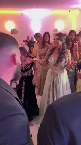 Chaoui en famille 🇩🇿💫😌  #mariagealgerien #mariagetunisien #mariagemarocain #mariagekabyle #negafa #mariage💍 #djoriental #djmariage #ambiancemariage #robealgerienne #salledemariage #pourtoi 