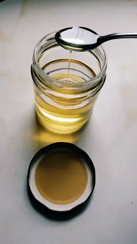 reemplazamos estás proporciones de azúcar, para bizcochos,cakes y bollería de 15 a 20%.   ahora 100 gr de azúcar equivalen a 77 gr de Azucar inv.  entonces la ecuación sería así si la receta nos pide 100 gr de azúcar sustituimos el 20%, serían 20 gr y toca multiplicar por 0.77 para corregir el dulzor, quedaría 15.4 gr de azúcar invertido.  #pastry #pasteleria #taller #dulce #sweet #fyp #comida 