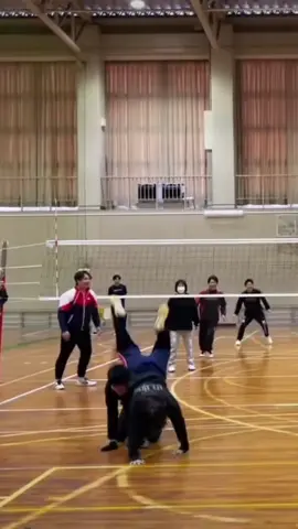 過去の動画で面白かったハプニングを集めてみました🤭 過去イチのハプニングは、やっぱり1番目の動画ですかね😂 #バレーボール #volleyball #ハイキュー #haikyuu #混合バレー #バレーボール女子 #トゥルティンアンテナ #happening #面白い #おもしろ動画 #おすすめ #おすすめにのりたい #fyp #fypシ 