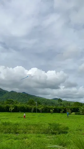 Naranasan mo bang magpalipad ng saranggola noong bata ka? #OG #OGChannel #EntertainmentNewsPH #SocialNewsPH #Throwback #90s #Kite #Saranggola #Probinsya #FYP #PinoyTikTok #TikTokPH #Philippines #Childhood 