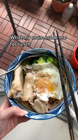 What my mum made me for lunch part 13! Our healthier version of the chilli oil noodles 😅 Cooking with momma is my favourite part of the day ◡̈ #sgtiktok #sgfoodie #Foodie #mukbang 