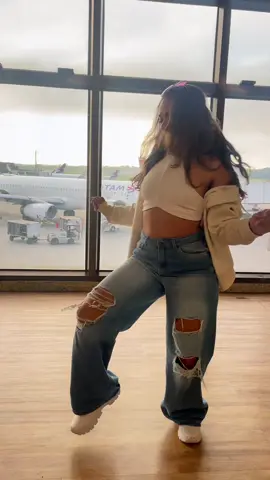 O que acharam do aerolook? E minha primeira viajem de avião rendeu uma dancinha no aeroporto 😍 #aerolook #aeroporto #aviao #cuffitchallenge #dancatiktok 