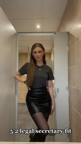 🖤 #petitefashion #legalsecretaryfit #legalsecretary #lawfirmlife #5foot2 #outfitsecretary #petitestyle #fyp #foryoupage #OOTD #legallyblonde 