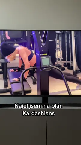 Začínám vidět výsledky 🫃🏻  #kardashians #workout #kardashiansworkingout #protebe #czech #Fitness #fit #4u #foryou #gymmotivation #kimkardashian 