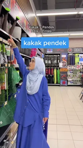 Replying to @♡𝖒𝖎𝖆𝖝𝖓𝖉𝖗_🧸 kan and nilah gunanya kalau adik tinggi 😂 #kakakadik #tinggirendah #sisters #fyp #fypシ 