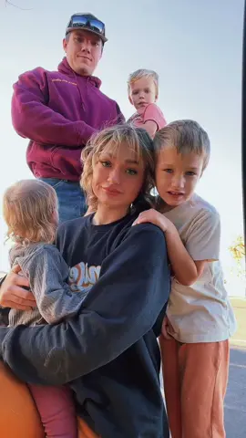 finally talked them into family photos 🤍 #MomsofTikTok #dadtok #family #teenmom 
