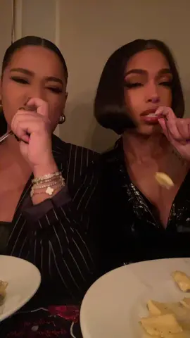 Run don’t walk!! 😭🤣 @latainax3_ #fyp #girlsnight #girlsnightout 