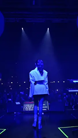 Vedervi davanti a me così tanti, a ballare e cantare mi ha dimostrato ancora una volta quello che la musica può fare. Grazie per tutto ❤️ #Bellissima 