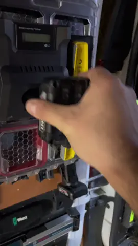 Ne laisse pas une batterie gacher ta journée 😂⚡️💡#DIY #diyproject #custom #outil #outils #tool #tools #toolpros #pourtoi #foryou 