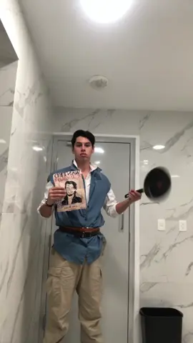 Introducing myself como Flynn Rider, como va todo, eh?🤌🏻 #fyp #halloween #disney