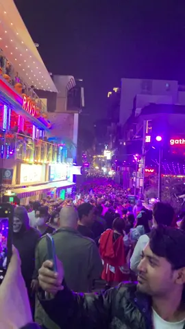 Itaewon last night… Halloween in the weekend… Super crowded😅🎃 #itaewon #halloween #lastnight #seoul #korea #halloweencostume #dressup 