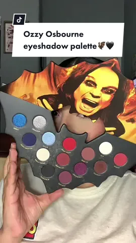 This pallet is amazing 🥹🕸🖤 #makeuptransformation #makeuptutorial #eyeshadowtutorial #ozzymakeup #eyeshadowlook #MakeupRoutine #beauty #Eyeliner #eyeshadow #rockandrollbeauty #tutorials 