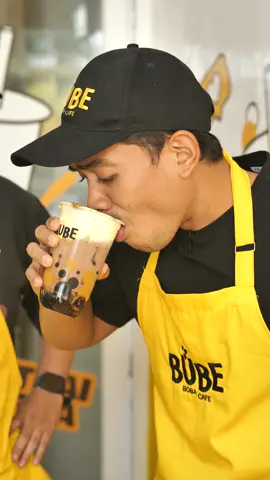 Sampe sekarang gue masih shock sama harga minuman @Bube.indonesia bener2 RASA SULTAN HARGA TEMAN!   Harga minumannya start from 10K tapi rasanya gak kalah sama minuman mall, dan kalau tambah topping cuma 2K / topping   Gue beli HAZELNUT + BOBA + CHEESE + BISCOFF harganya CUMA 16K guys!   Coba kalian dateng dan buat minuman RASA SULTAN HARGA TEMAN versi kalian