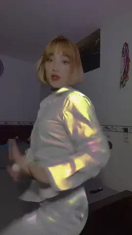 Kiss and bye 👋🏻👋🏻 #fypシ #dance #viral #_callmebaee 