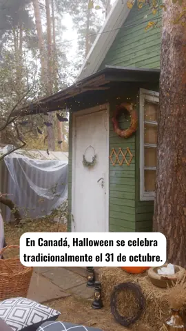 👻En Canadá Halloween se celebra tradicionalmente el 31 de octubre🎃   En todo el país, la gente decora sus casas, esculpe calabazas, almacena caramelos, organiza fiestas con temática de Halloween, se disfraza de manera extravagante y va de casa en casa recogiendo deliciosos caramelos y enseñando sus disfraces 🧙‍♀️🧟‍♂️👨‍🚒  En Canadá, a la gente le gusta tanto celebrar esta fecha que se ha convertido en la segunda fiesta más exitosa desde un punto de vista comercial después de la Navidad.   🎃Una teoría muy extendida es que Halloween tiene orígenes celtas. En los tiempos pre-cristianos, mucha gente creía que los espíritus del inframundo y los fantasmas de personas fallecidas podían visitar el mundo de los vivos durante la noche del 31 de octubre💀  Según esas creencias, los espíritus podían hacer daño a los vivos o llevarles al mundo de los muertos con ellos. Para evitarlo, la gente comenzó a disfrazarse de fantasmas a salir de casa en casa esa noche, esperando que eso confundiera a los espíritus 👻👻👻  🍬🍫En cuanto a los caramelos, según esta teoría, se dejaban en las puertas de las casas para apaciguar a las criaturas malvadas que emergían por la noche y asegurarse así que en los meses venideros los cultivos serían abundantes. Esta costumbre derivó en el famoso “truco o trato”☺️  Si quieres saber más de la vida en Canadá ¡Síguenos!   Dale like 👍🏻 y comparte este post.  #actualidadcanadá #vidaencanada #eventoshalloween #disfraces #fyp  #casashalloween #Halloween #weekend #terror #paseoterrorifico #casasembrujadas #viajes #latinosencanada #latinos #torontohispanos #venezolanosentoronto #latinas #viral  #torontolatinos #latinoscanada #colombianosentoronto #hispanosentoronto #argentinosentoronto #mexicanosencanada #venezolanosencanada #mexicanosentoronto #Toronto #Ontario #Canadá #actualidad #parati 