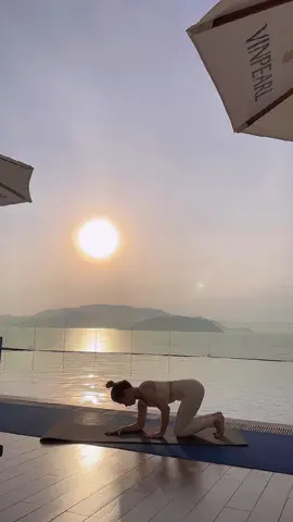 Sáng thức dậy ở một nơi xa…. Ánh nắng bình minh buổi sáng sớm thực sự làm ai cũng say đắm trong không gian này ☘️ #binhminhtrenbien #nhatrang #Vinpearl#yoga #yogagirl #xuhuongtiktok 