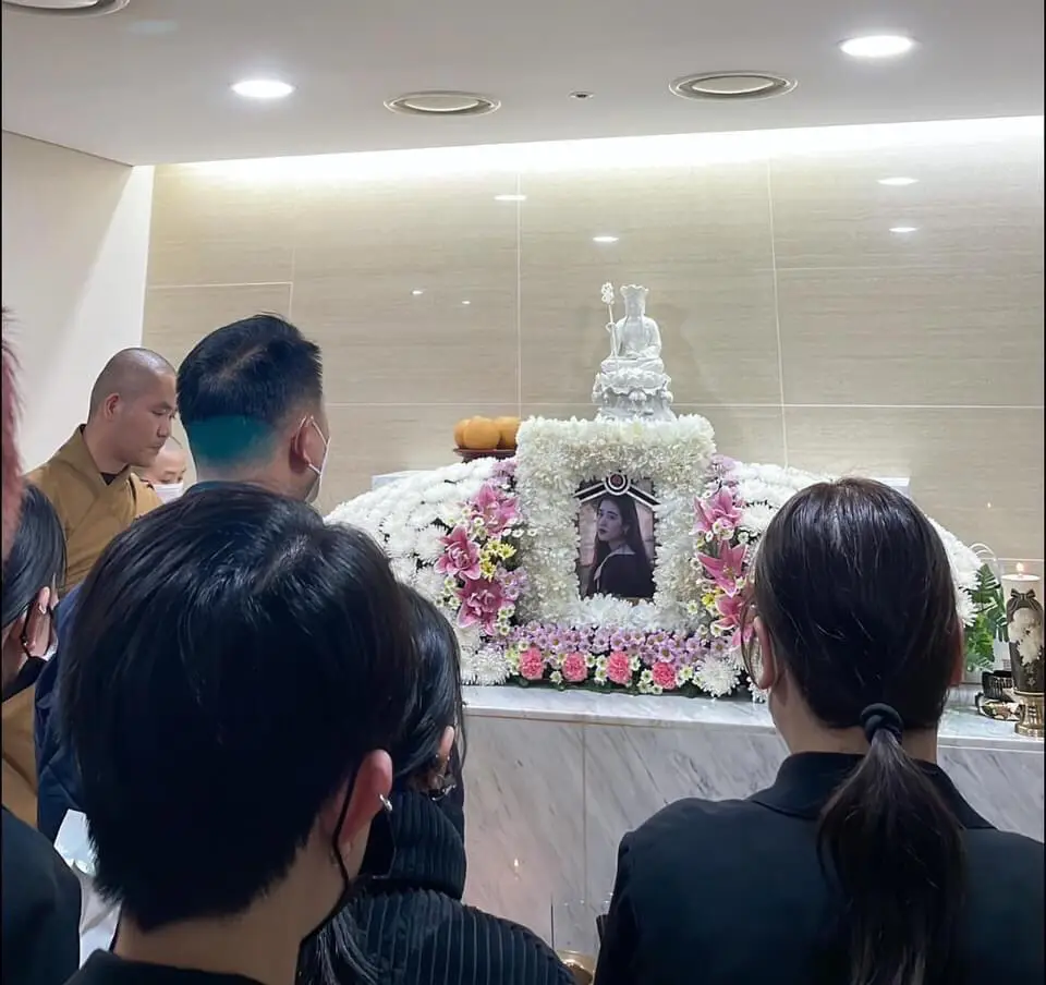 1 lần nữa xin cảm ơn mn đã không quản ngại đường xá xa đến thăm em và thắp cho em nén nhang và cùng cầu nguyện cho Tuyến trong lúc tang lễ bối rối có nhiều sai sót xin mn thông cảm #seoul #itaewon #LuuMyLinh #dinhthituyen #theanh28 