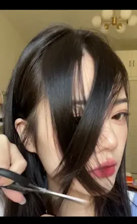Self-cutting bangs tutorial.##cutbangs #cutbangsathome #haircut #bangstutorial 