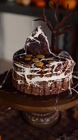 Chocolate Peanut Butter Spooky Cake 🎃🕷 Happy Halloween! 🌙 RECIPE ON MY BLOG 👉 #halloween #thisishalloween #halloweenbaking #baketok #spookyseason #f52grams 
