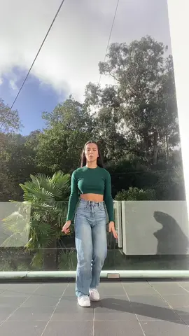 Acreditem que esta dança é mais difícil do que parece. Isto foi o melhor que consegui 🙃 #dance #trending 