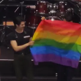 omg mileapo is holding the lgbtq flag, I'm crying its so cutee #mileapo #milephakphum #aponattawin #kpworldtourtaipeid2 #kinnporscheworldtourtaipei 