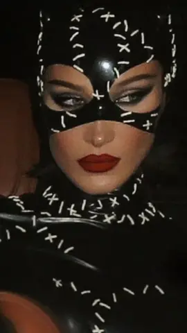 Ok, pero @Bella Hadid en el disfraz de #gatubela 🖤❤️‍🔥  #halloween #spookyseason #bellahadid  #TikTokHalloween ##fpyシ #foryou 