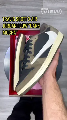 Travis Scott x Air Jordan 1 Low “Dark Mocha” ⚡️ Uma das edições mais emblemáticas do modelo chegou ao mercado em 2019 deixando seu nome na história.  Apostando em um cabedal tomado por camurça de altíssima qualidade nos tons de marrom café e preto, seu principal detalhe fica com Swoosh invertido no painel lateral, fazendo com que esse logo virasse a “marca registrada” dos trabalhos do rapper com a Nike.  Diz aí, esse também é seu grail?  Encontre milhares de sneakers acessando nosso site ou app.  Sigam o @droper no IG e também em nossas outras redes sociais para não perderem nada do cenário sneakerhead.  #travisscott #airjordan1low #airjordan1travisscott 
