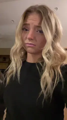 dont wanna piss of mom!! #fyp #mom #foryou #walkyoulikeadog #whatshegonnado 