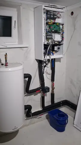 Pierwsza zamontowana w Polsce pompa ciepła z grupy midea 12 kW Split. Grzejniki żeliwne 55 C od -3 #pompaciepła #pomorskiepompaciepła #pracapompyciepła 