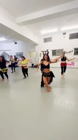 Belly dance dows Halloween 🦇🎃#bellydance #bellyfitbyleilah #halloween #halloweencostume 