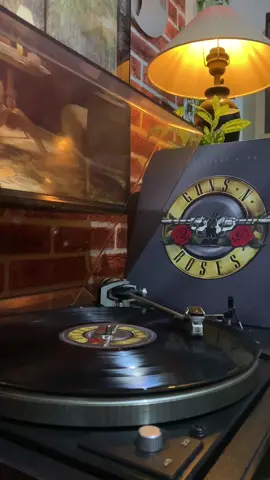 hello November… #novemberrain #gunsnroses🌹 #gnr #axlrose #slash #vinylrecords #piringanhitam #gilavinyl 