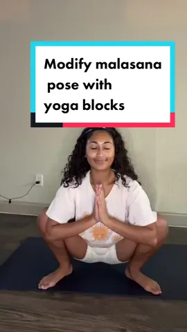 How to use blocks to deepen your yoga practice in malasana / deep squat #malasanapose #malasanasquat #yogablocks #howtouseyogablocks #yogaprops #yogamodifications #malasanamodification #deepsquatting #hipmobilityexercises #hipmobilitywork #yogapractice 