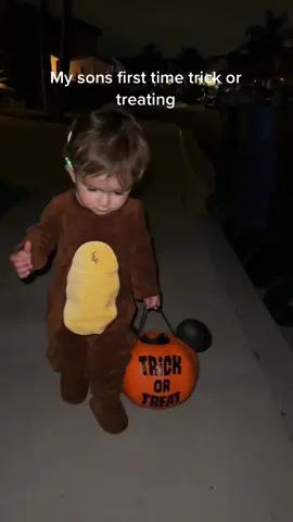 Abella is already teaching him the ways to get extra candy😂 #trickortreat #halloween 