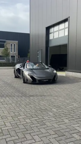 Sinterklaas heeft een nieuw paardje 🐴😳 #fyp #foryou #tiktoknl #sinterklaas #car #horse 