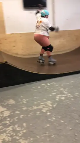 I fall so much I feel like I’m a cartoon character 🤪. #fallingdown #fatskater #gearup #rollerskating #failvideos #rollerskatingtiktok #plussizegirl #thickfit #loveyourbody #gogetit #cartooncomedy #cartooncharacter 