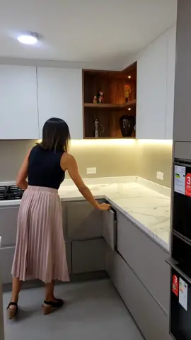 Cajón esquinero. Almacenamiento inteligente para #cocinasmodernas  #mueblesdecocinamodernos #cocinaslindas #diseñodeinteriores 