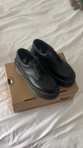 Emma Chamberlain approved ✅ #drmartens #drmartensplatform #oxfords #emmachamberlain #fallshoes #wintershoes #fallfashion #winterfashion #shoeunboxing 