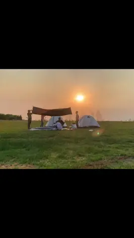 Dù là ngày buồn hay vui Ngày nắng nôi hay mưa giông Có sao đâu Anh em mình còn có nhau Mặc kệ màn đêm đen Khi khó khăn hay huy hoàng Bốn phương trời Đâu chẳng có chỗ cho anh em mình ..  #campinglife #cắmtrại #hoànghôn #hồdautieng 