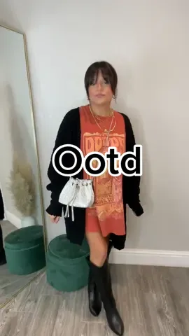 A little outfit of the day with another @cottonon graphic tee. #graphictee #graphicteeoutfit #oversizedgraphictee #outfitideas #OOTD #falloutfit #texasfalloutfis #oufitinspo 