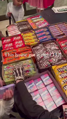 FULL SIZE CANDY BARS OMG. #kimkardashian #halloween #candybars 