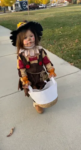 Halloween 🎃 #fyp #trickortreats #toddlersoftiktok #girlmom #scarecrow