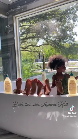 Bathtime looks like a blast at the @smithknation house! 🤩  #aveenokids #aveeno #kidshaircare #sensitiveskin #hypoallergenic #aveenobaby 