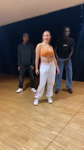 #calmdownchallenge #germangirldanceafro #calmdown #afrobeat #afro #viral #dancechallenge #foryou #trend #fürdich #fyp #dance 