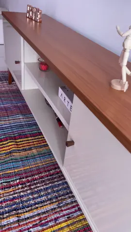 Feriadão chuvoso por aqui e trouxe um pouco de um dos itens que mais estou apaixonada, meu novo rack. Esse é meu primeiro e não me arrependo. Vamos para as informações: Nome: Rack Itália ViaNossa Ele tem 1,80m de comprimento, 2 portas e uma prateleira com fundo adaptado para fios. Onde comprei: @madeiramadeiraloja Entrega: foi enviado em um dia após o pedido e chegou em 7 dias para Brasília. Estou super satisfeita! Recomendo o produto! #decor #homedecor #decoraçao #dicas2022 #dicas #reforma #reformando #Home #rack #pinkcouch #casa #sala #faxina