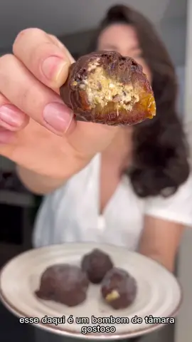 BOMBOM DE TÂMARA #saudavel  Ahhh nessa receita aqui você vai se apaixonar! Já salva pra não perder 🤤 Você vai precisar: • tâmaras  • 50g de farinha de aveia • 30-40g de eritritol  • 30g de pasta de amendoim (amêndoa ou castanha) • 1 pitada de sal  • 3 colheres de leite (usei o de aveia) • 1 punhadinho de nibs de cacau • cerca de 30-50g de chocolate derretido  para cobrir   Modo de preparo: 1. Misture a farinha de aveia, o adoçante, a pasta de amendoim, o sal, leite vegetal e o nibs em uma tigela até formar uma massa.  2. Retire o caroço das tâmaras e recheie-as com o massa.  3. Derreta o chocolate e cubra as tâmaras com chocolate.  deixe esfriam no congelador por 10min e tá pronto pra servir. #alimentacaosaudavel #bombomfit #bombom #tamara #docesaudavel #docefit #receitafit #receitasfaceis #healthysnacks #healthylifestyle #docesaudavel #docefit #lanche #doces 
