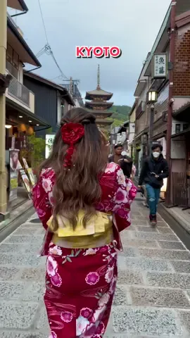 I’ve always wanted to try a 👘 while in Japan and Hokan-ji is one of the perfect place to rent one.  📍 Hokan-jin Temple  #japan #fyp #japantiktok #fy #foryou #travel #japantravel #fypシ #foryoupage #japanlife #kyotojapan #kyotojapan #hokanjitemple #kyoto 