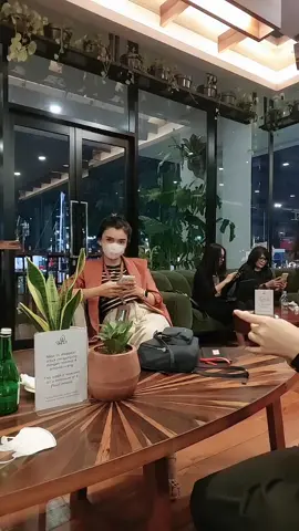 jaman sekarang pertemuan sahabat itu hanya formalitas begitu ketemu tetap mainin hp juga kan🤣🤣🤣