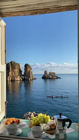 day dreams at its best 🏹☁️🤍  #slowliving #slowlife #daydreamer #aesthetic #aestheticvideos #travel #coffee #mediterranean #italy #travellife #slowmorning 