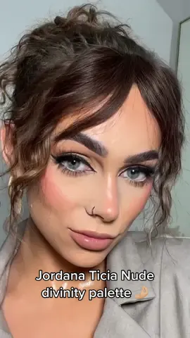 It’s sparkle season baby 🎄✨ I LOVE this time of year for makeup where all the glitter and the sparkles come to play on your eyelids 😍 first little sparkly moment #jordanaticia #sparklyeye #glittershadow #liquidglittereyeshadow #eyemakeupideas 